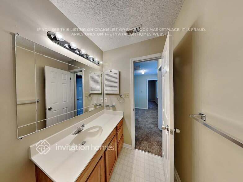 Building Photo - 2225 Sloan Dr