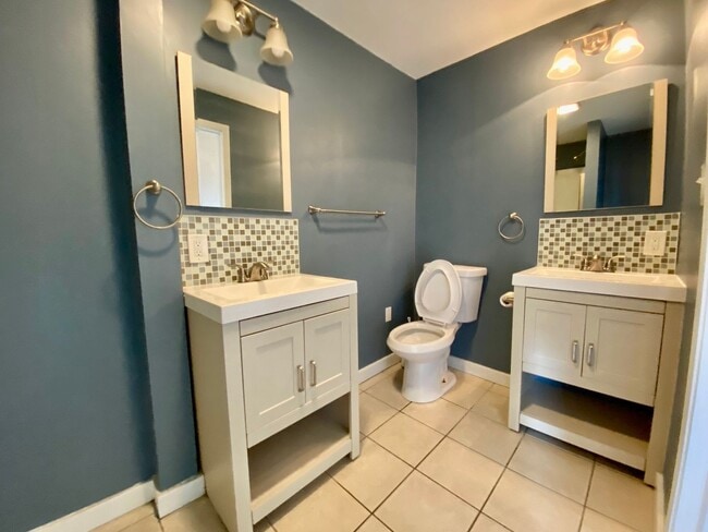 Building Photo - 2335 Sarah St