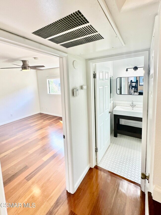 Building Photo - 1118 E Palmer Ave