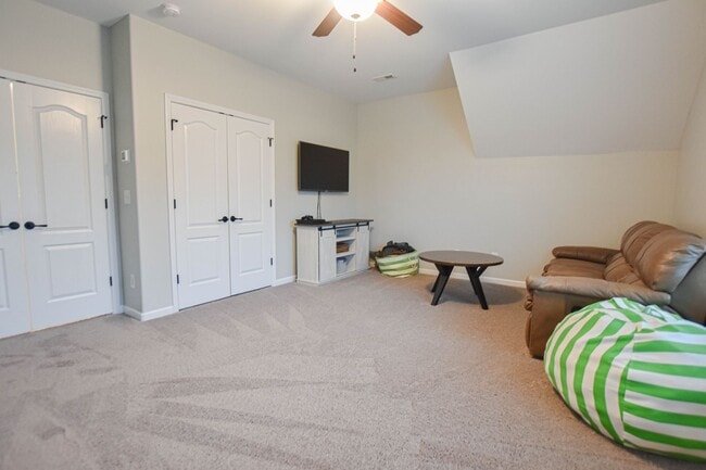 Building Photo - Pet Friendly Three Bedroom with Bonus in S...