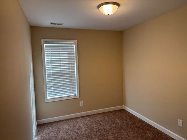 Building Photo - Nice Town Home near hospital in Concord.