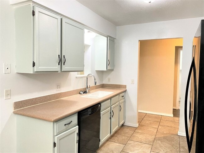 Building Photo - 725 Lapwing Rd