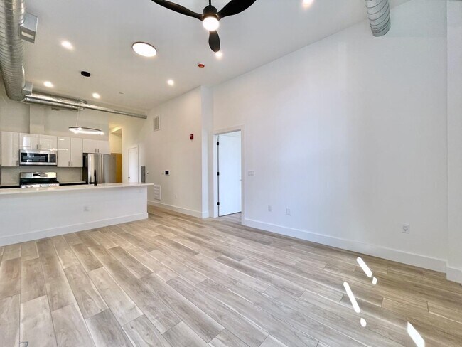 Building Photo - 375 Monmouth St