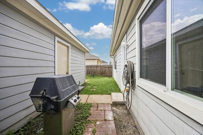 Building Photo - 6106 Settlers Lake Cir E