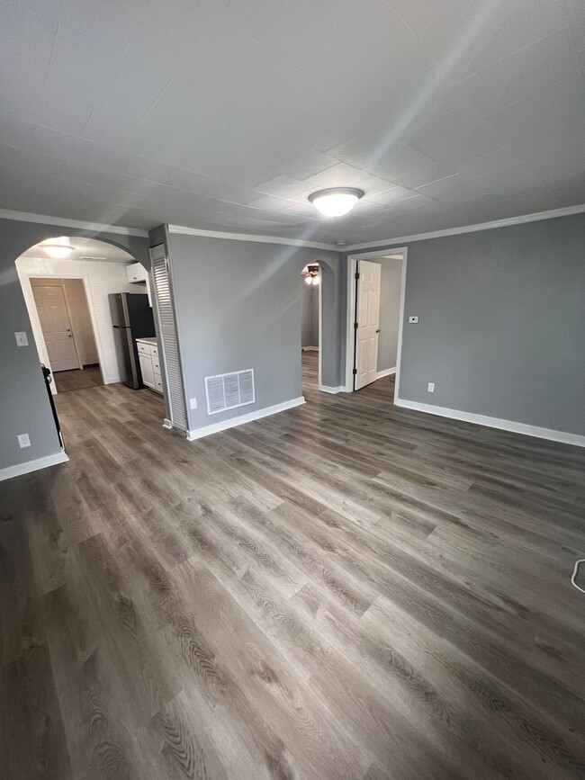 Building Photo - Newly Remodeled Home for Rent in Moline