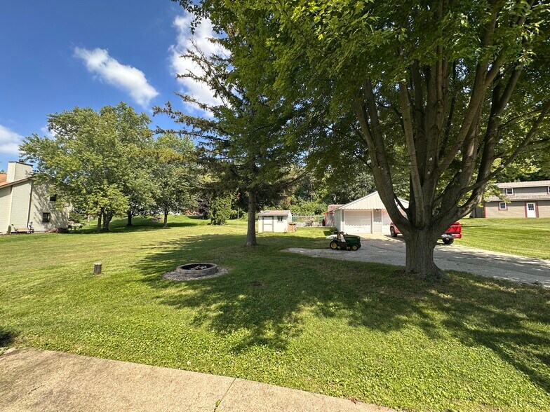 Building Photo - W267N2926 Peterson Dr