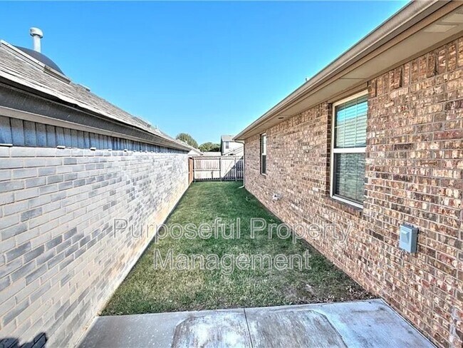 Building Photo - 2102 Lonnie Ln
