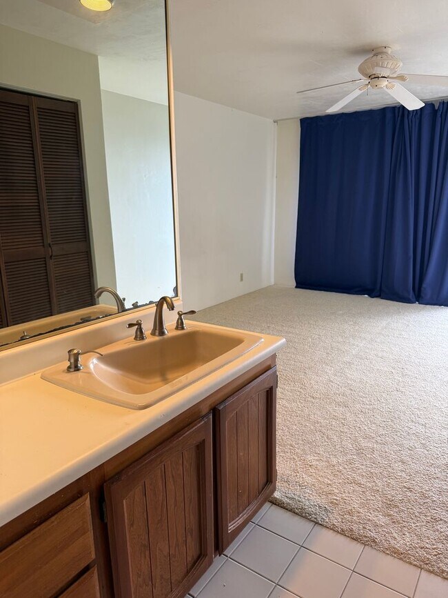 Building Photo - For Rent | 2 Bedroom, 2 bathroom Condo in Kona Eastwind with 1 assigned parking stall