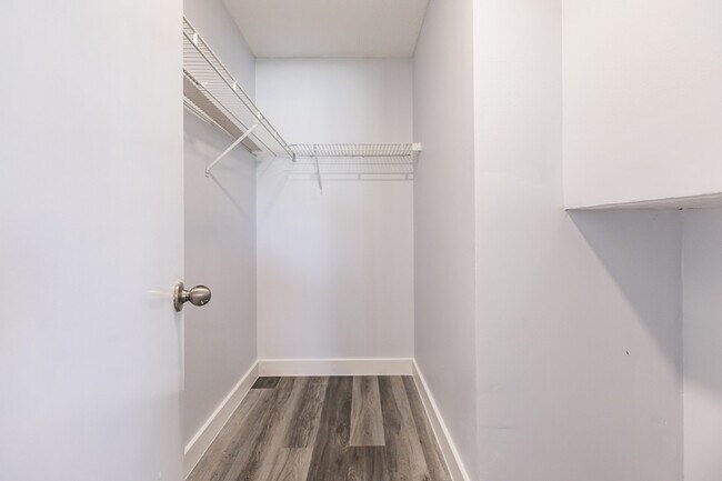 Building Photo - 11065 Waterford Ave