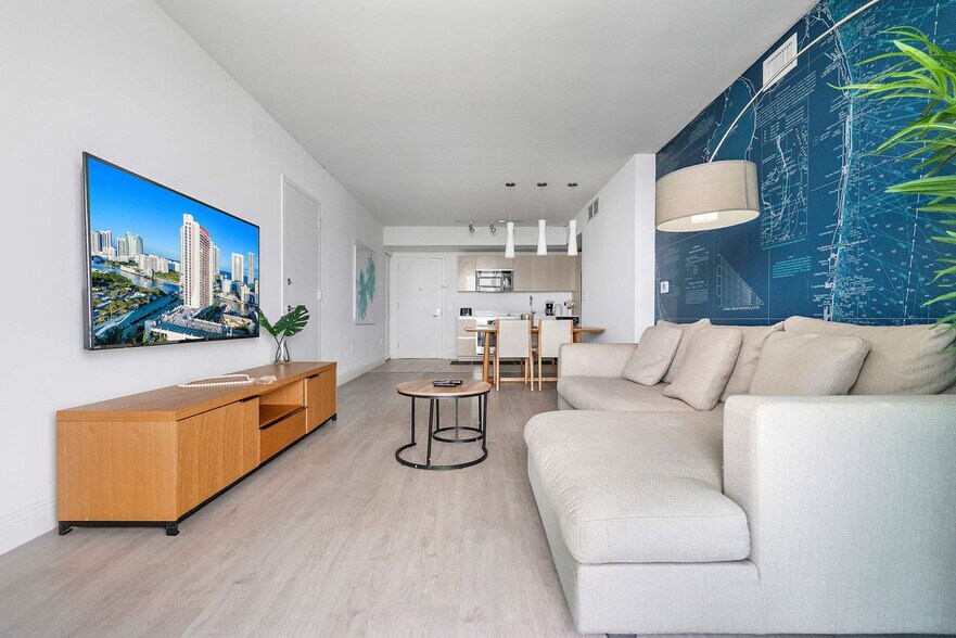 Building Photo - 2602 E Hallandale Beach Blvd