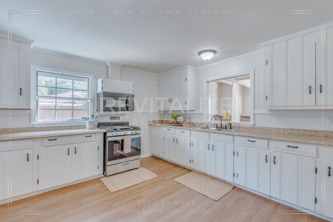 Building Photo - 3 Bed 2 Bath Gem in Midtown Mobile!!