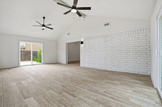 Building Photo - "Charming 4-Bed Oasis with Fireplace in Lubbock - 2 Full Baths & Spacious 2460 Sq Ft!"