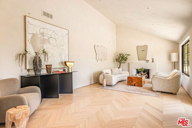 Building Photo - 8353 Sunset View Dr