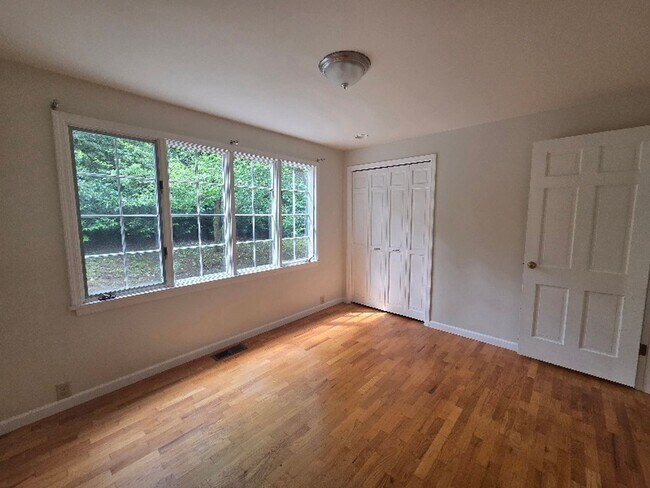 Building Photo - Private 4 Bedroom / 2.5 Bath Bridle Trails Acerage Property