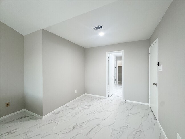 Building Photo - 112 Cove Point