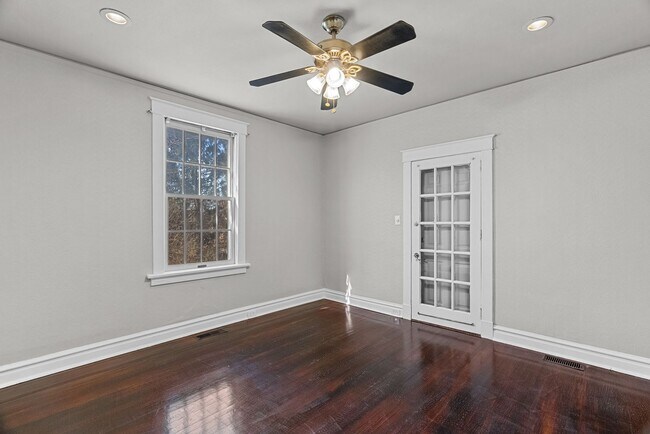 Building Photo - Charming 2+ Bedroom in Shrewsbury – Walkable Neighborhood & Pet-Friendly!