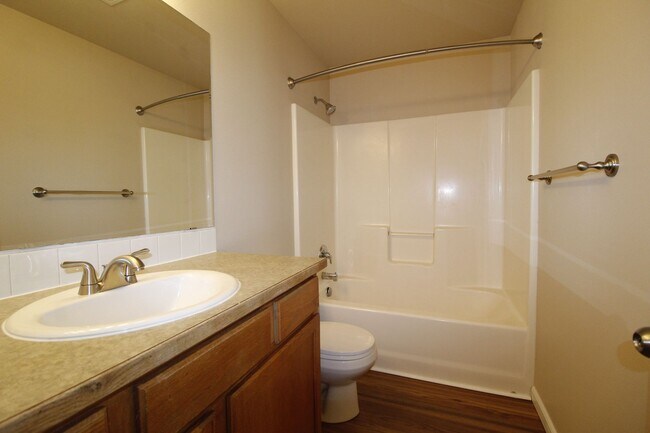 Building Photo - Charming 3-Bedroom townhouse with Garage &...