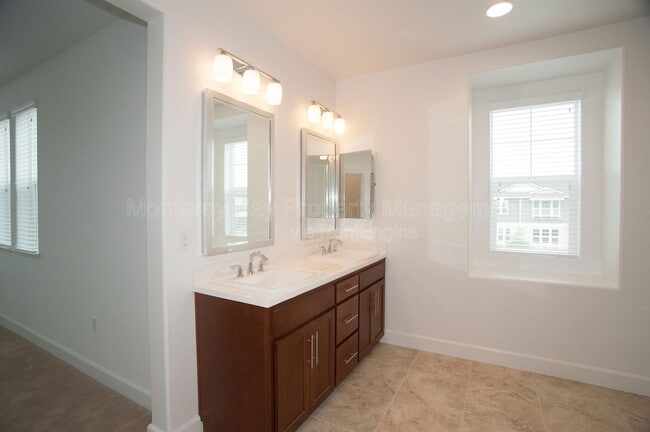 Building Photo - 202 9th St