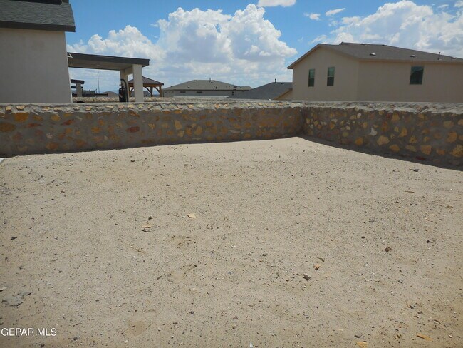 Building Photo - 561 Oakmont