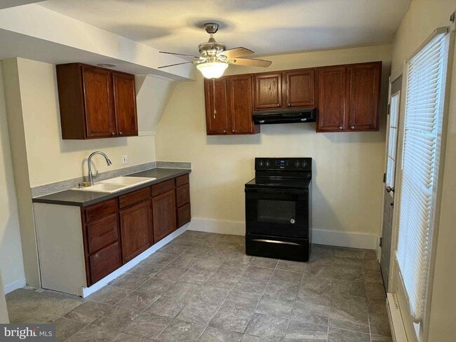 Building Photo - 1407 E Norwegian St