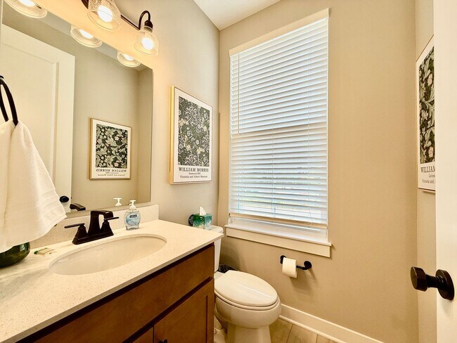 Building Photo - Central, luxury townhome in the heart of Liberty