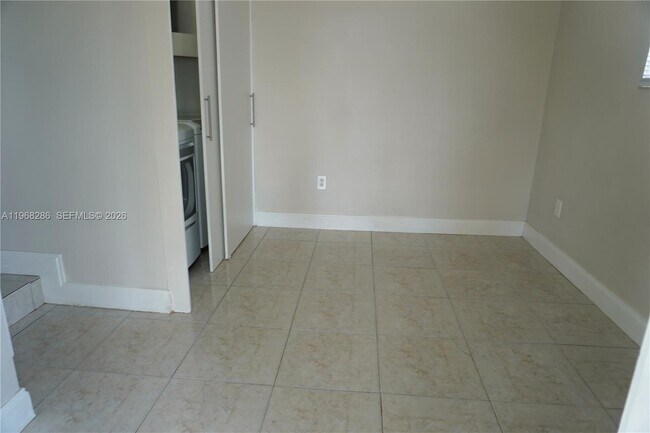 Building Photo - 1000 NE 13th Ave