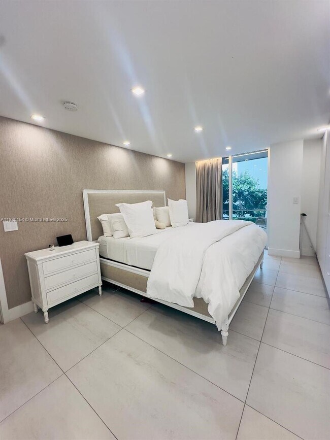 Building Photo - 2821 NE 163rd St