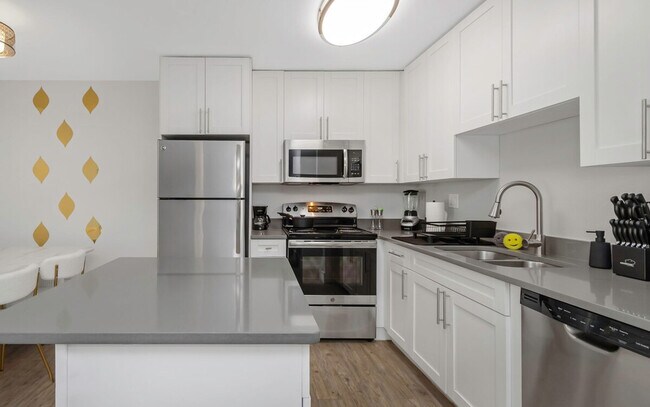 Building Photo - 110 S Manhattan Ave