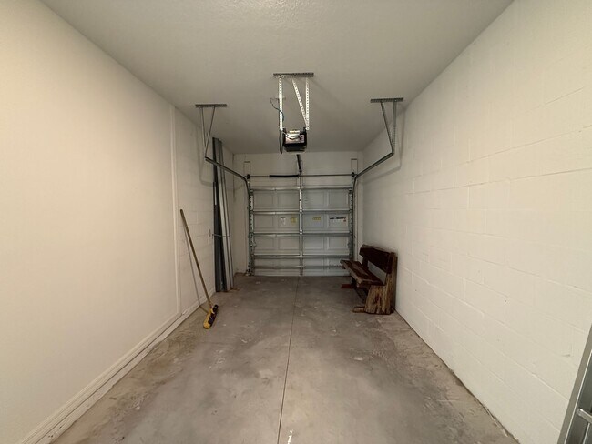 Building Photo - 3 Bedroom 2.5 Bath Townhouse W/1 Car garag...
