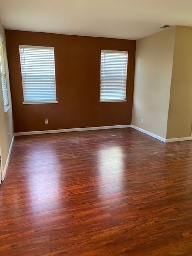 Building Photo - North Natomas 2 Story 4 bed 2.5 bath 2 Car...