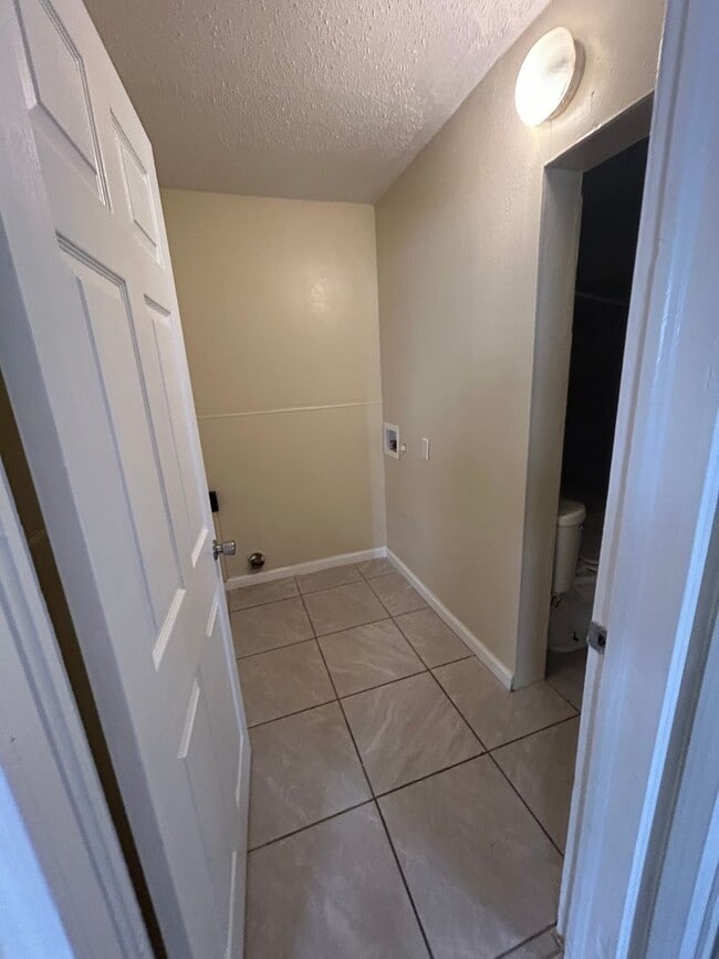 Building Photo - Remodeled  2 bedroom 1 bath