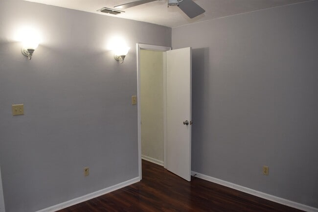 Building Photo - 2654 Millbank Dr