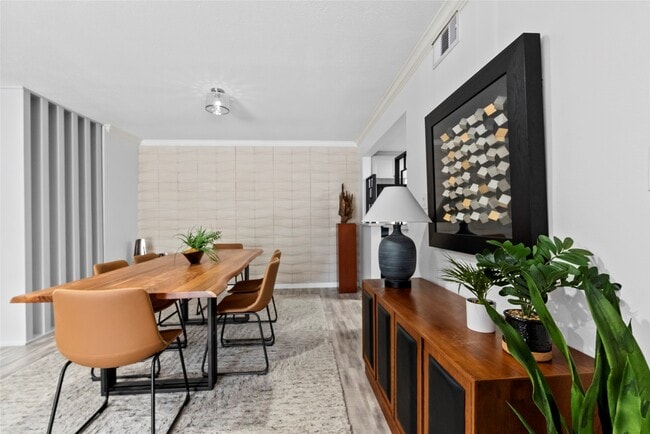 Building Photo - 604 S Ripple Creek Dr