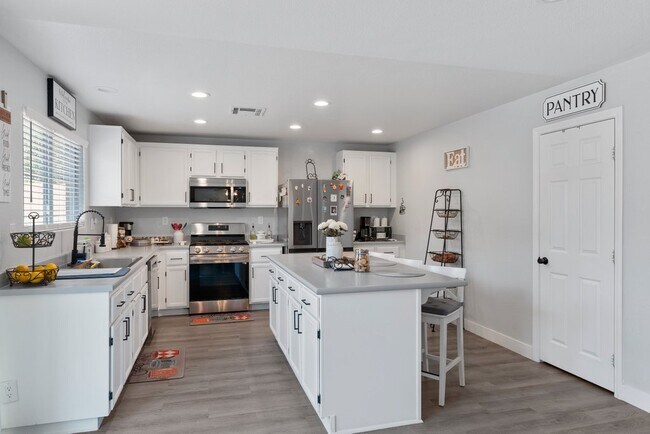 Building Photo - 6924 Ghost Ranch Ave