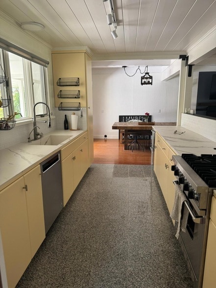 Building Photo - 724 N Refugio Rd