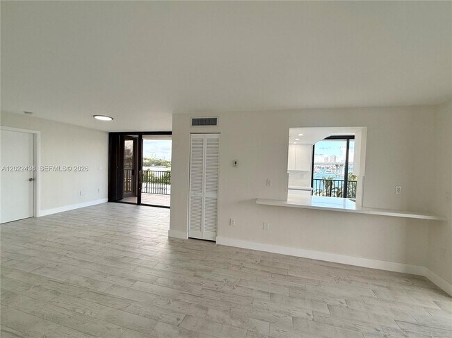 Building Photo - 801 N Venetian Dr
