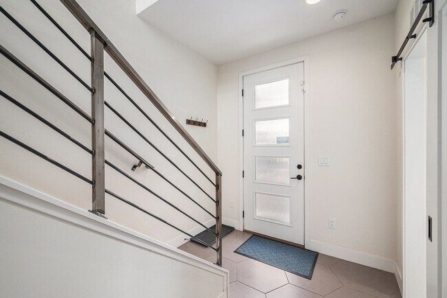 Building Photo - Spacious 3-Bedroom Townhome in the Heart o...