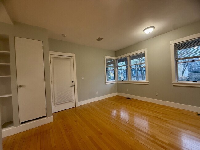 Building Photo - 172 Maplewood St