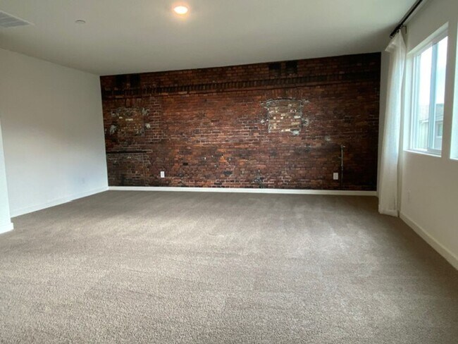 Building Photo - 2023 model home in solar community!