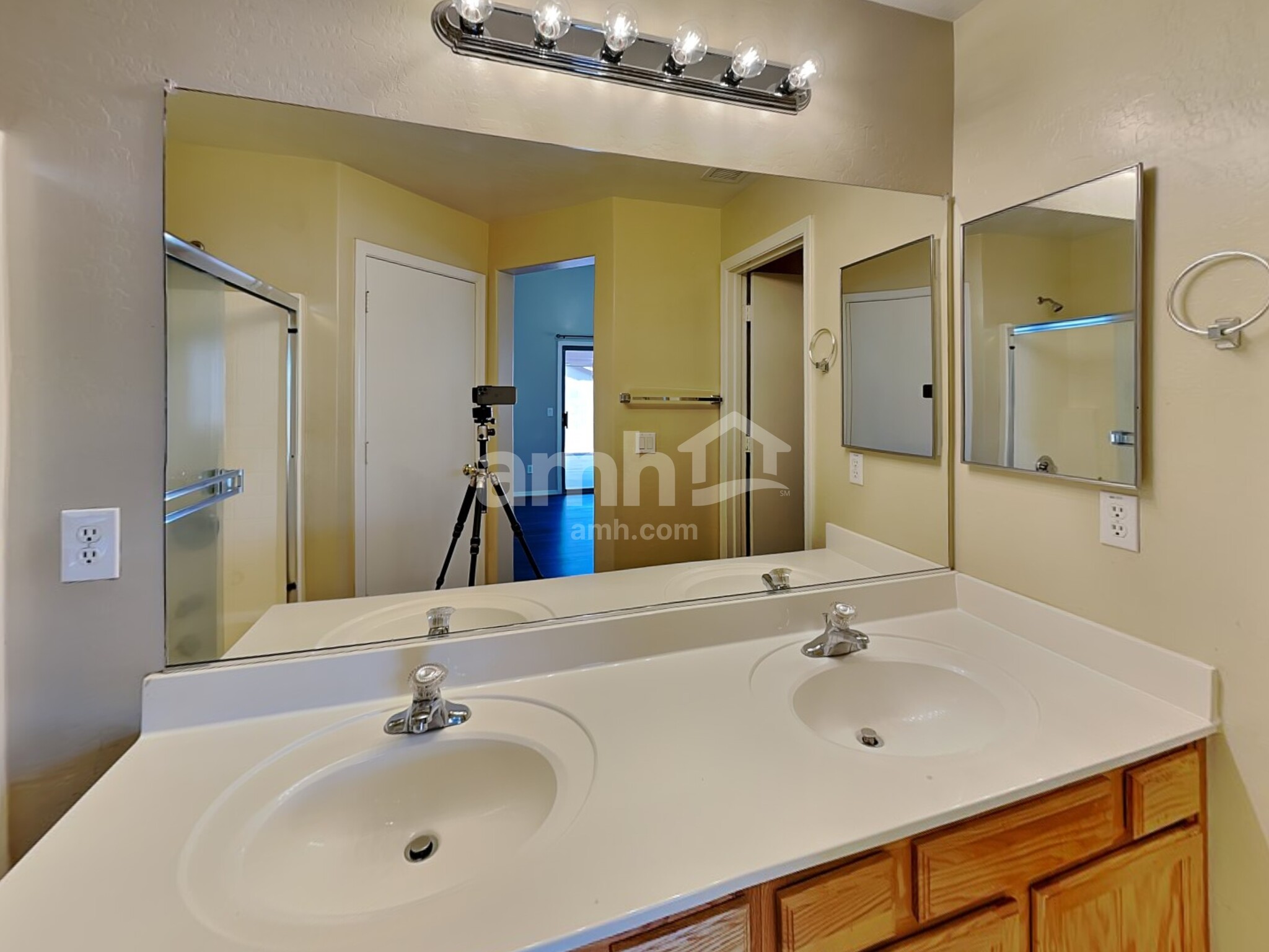 Building Photo - 10772 W Mountain View Dr