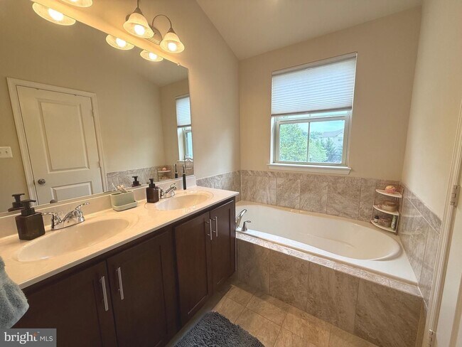 Building Photo - 104 Vanguard Ln