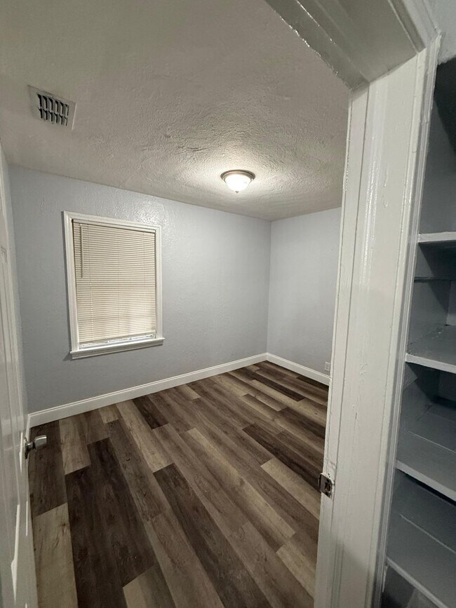 Building Photo - Fully Renovated 2/1 + Bonus Room Single Family Available Now!