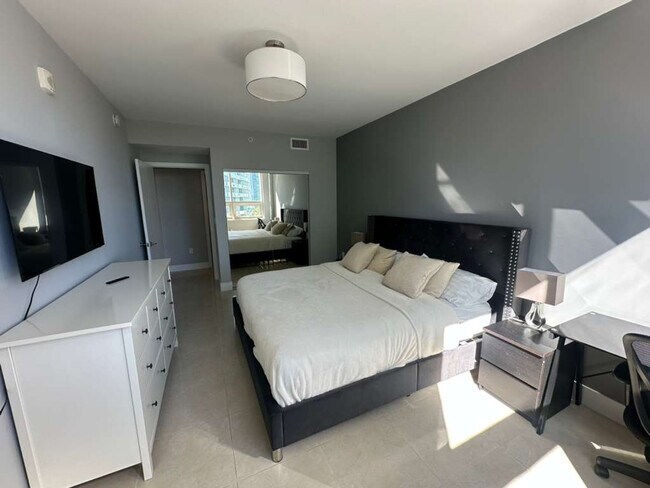 Building Photo - 3250 NE 1st Ave