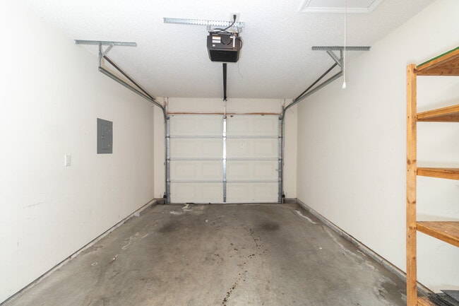 Building Photo - 385 Hawthorne Oaks Way