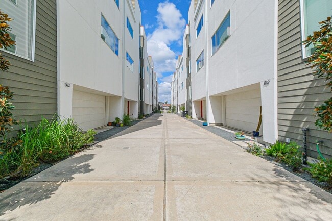 Building Photo - Welcome to this absolutely STUNNING Townhome!!