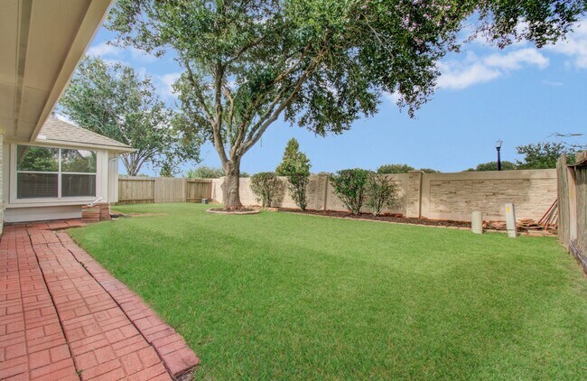 Building Photo - 2311 Meadow Briar Dr