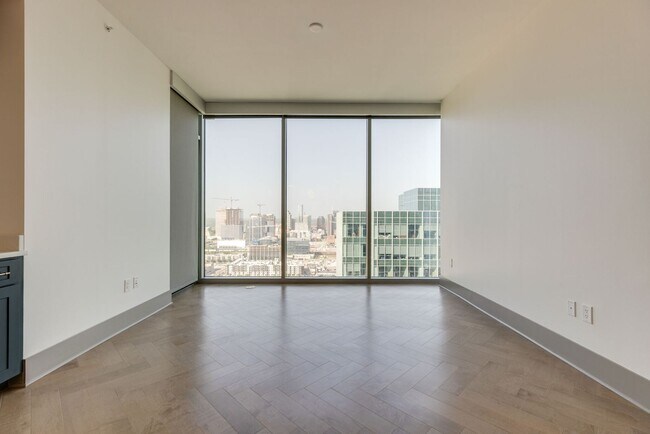 Building Photo - 2 Bedroom Luxury Condo w/ Exquisite Design and World-class Service