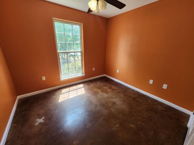 Building Photo - 9 Wilma Ln