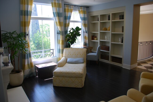 Building Photo - Top Floor One Bedroom Unit in Gated Commun...