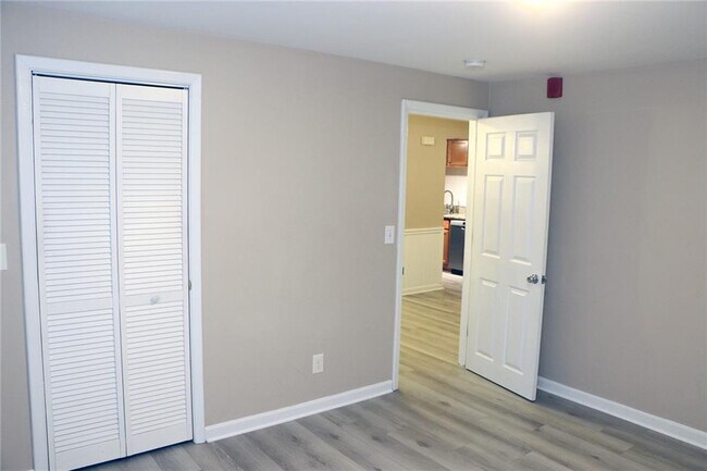 Building Photo - 50 Carnation St